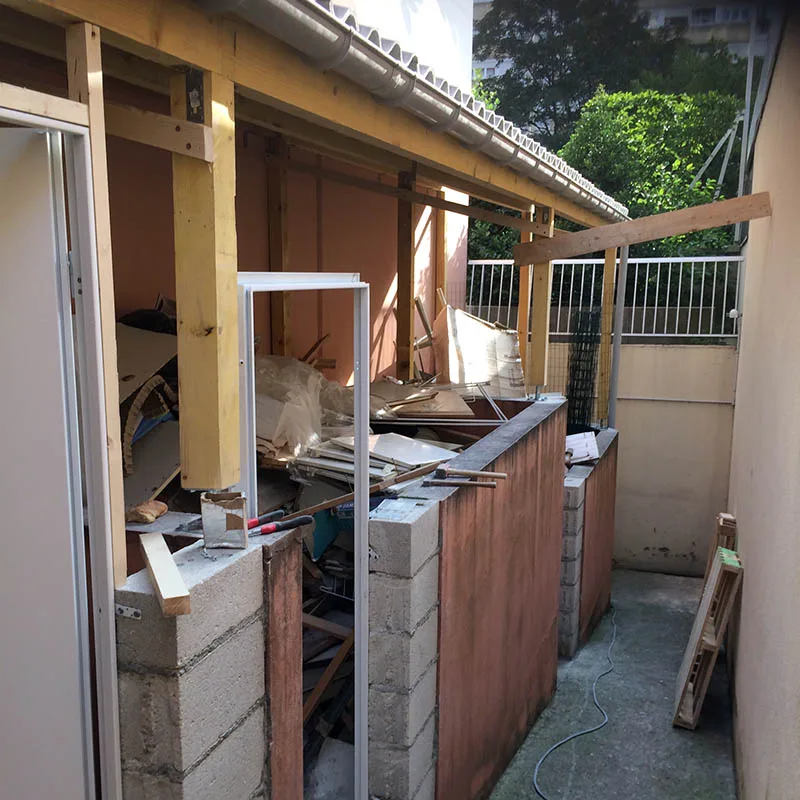 Construction d'un abris poubelles dans une cour Petit travaux de construction maçonnerie