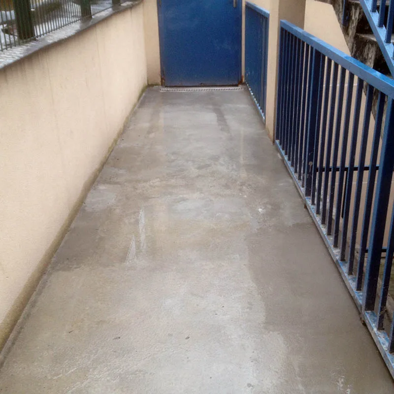 Reprise de maçonnerie sur une coursive ciment Petits travaux de maçonnerie