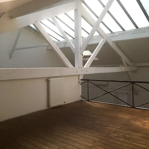 Charpente apparente du loft de Montreuil