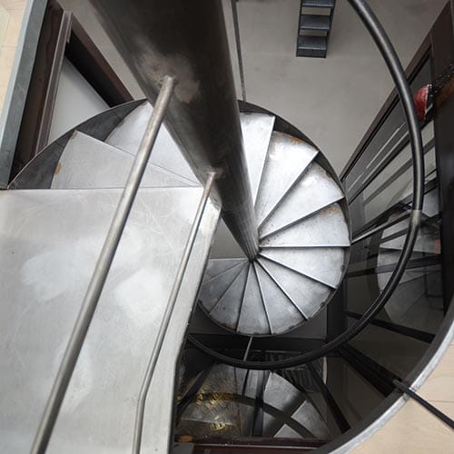 Escalier en colimaçon en acier sur mesure - Voir le chantier en cliquant escaliéteur, spécialiste des escalier sur mesure