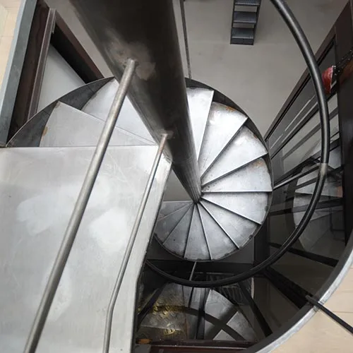 Escalier en colimaçon en acier sur mesure - Voir le chantier en cliquant escaliéteur, spécialiste des escalier sur mesure