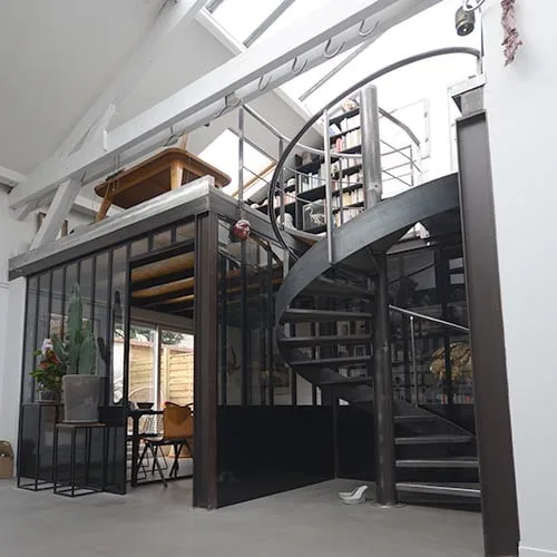 Voir le chantier en cliquant • Mezzanine et escalier en colimaçon en acier sur mesure Escaliéteur, spécialiste des escalier sur mesure