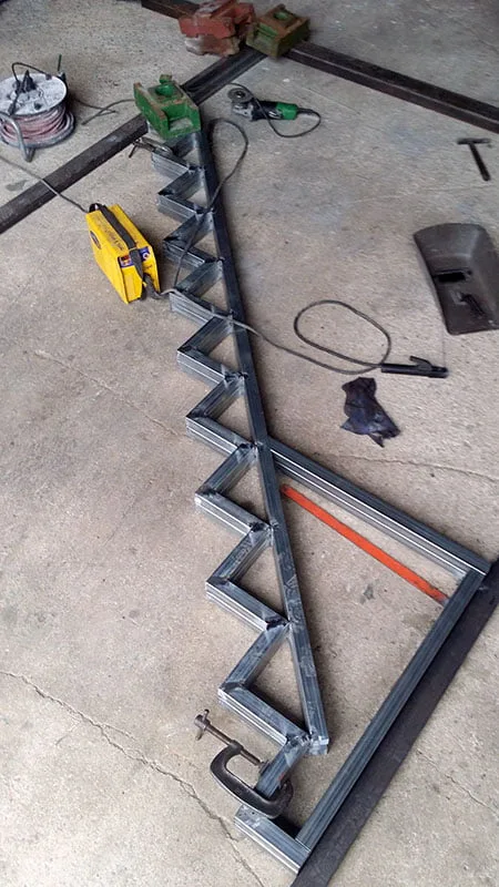 Montage de la structure de l'escalier Escaliéteur, spécialiste des escaliers sur mesure