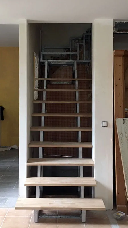 Escalier sur mesure en place Escaliéteur, montage de l'escalier in situ