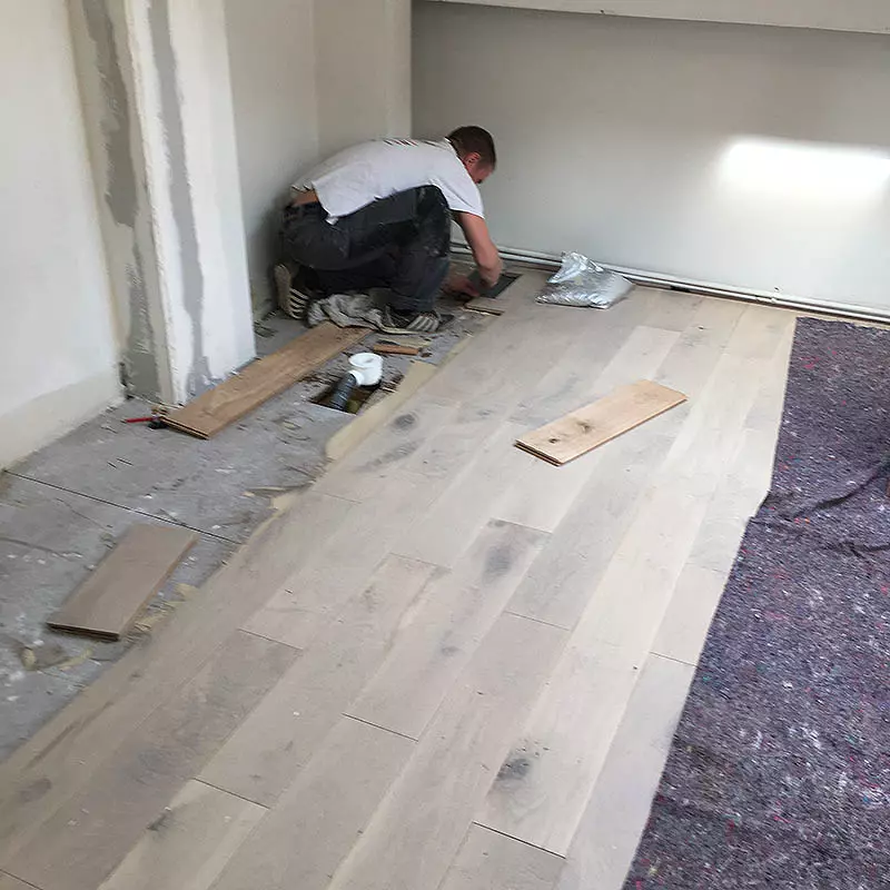 Pose de parquet en chêne massif sur isolant Travaux de décoration, pose de parquet