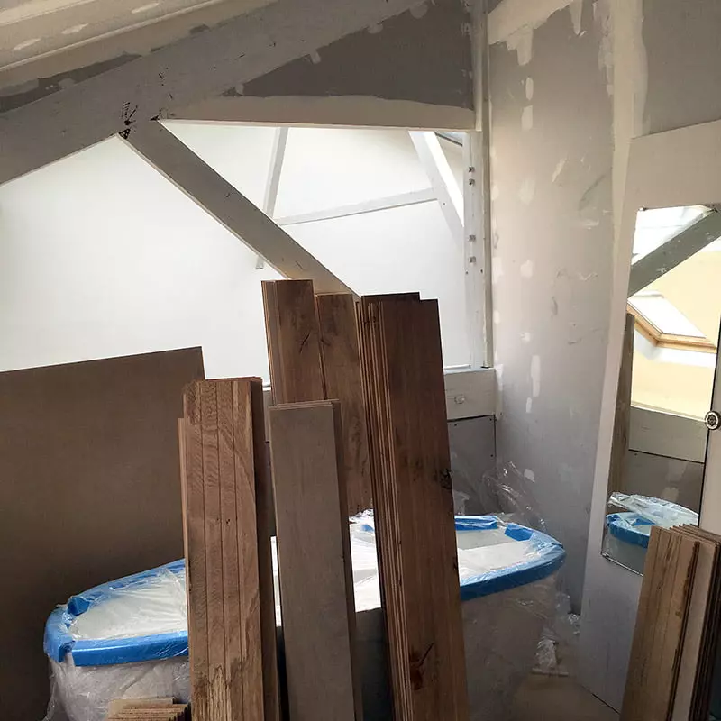 Préparation de la salle de bain ouverte en mezzanine Travaux d'aménagement à Montreuil