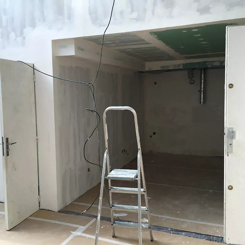 Préparation de la pose de la façade en acier Travaux de décoration à Montreuil
