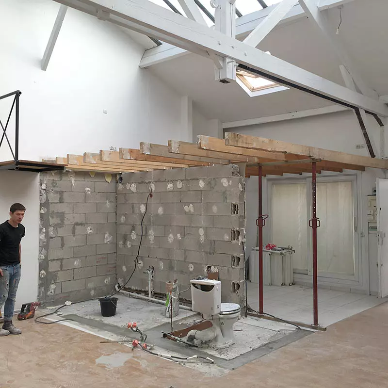 Démolition des cloisons existantes Travaux d'aménagement d'un loft à Montreuil