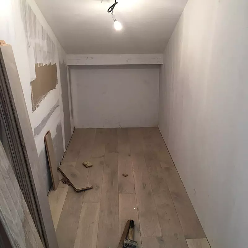 Pose de parquet en chêne dans le dressing Travaux de rénovation à Montreuil