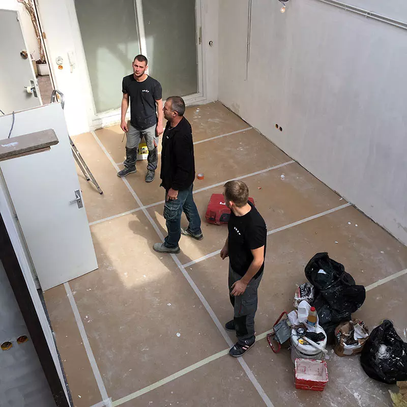 Plaquiste, menuisier et plombier se préparent Le chantier est protégé avant le début des travaux
