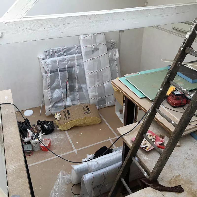 Pendant les travaux, le sol est protégé par du médium Travaux de décoration à Montreuil