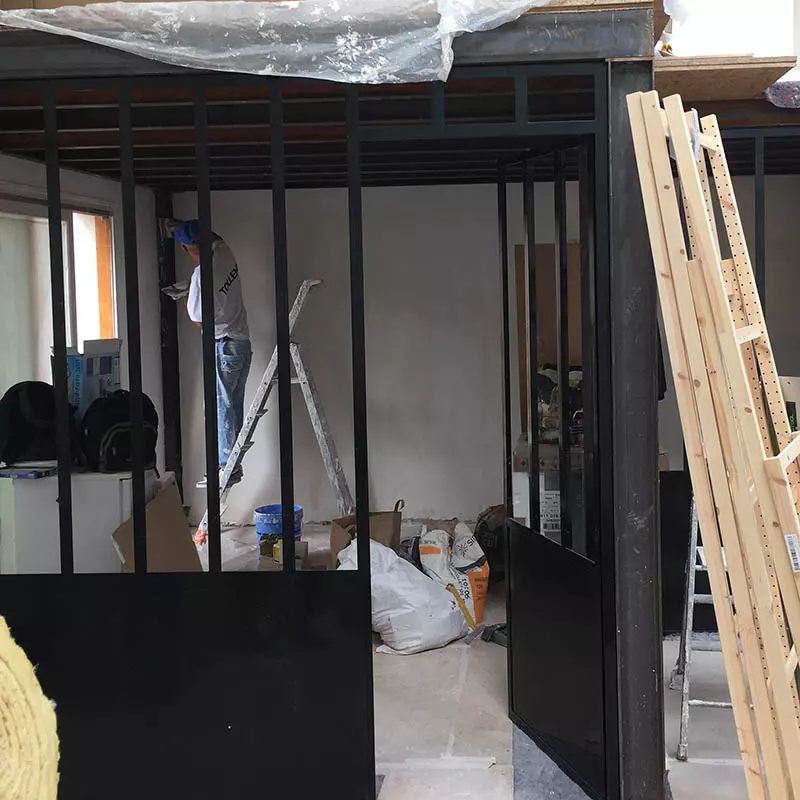 Fermeture par cloison type atelier en acier Travaux de rénovation d'un atelier loft à Montreuil