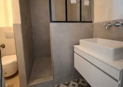 Salle de bain avec douche à l'italienne