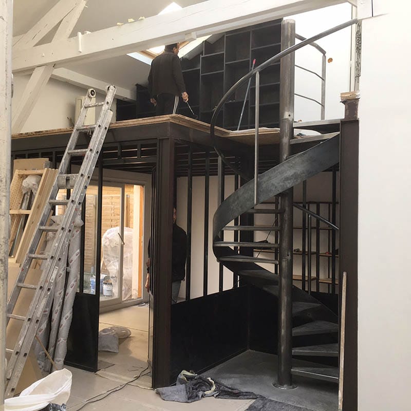 Vue de l'escalier avec sa mezzanine en acier Escalier et mezzanine en acier à Montreuil