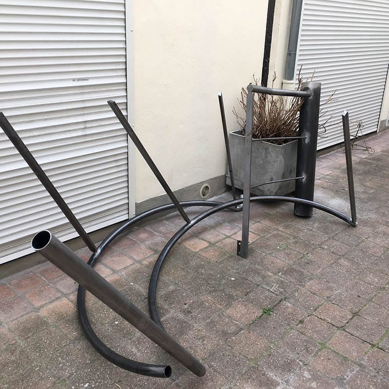 Main courante en tube d'acier, avant la pose Fabrication d'un escalier en acier à Montreuil