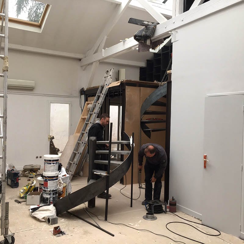 Suspension de l'escalier avant la partie basse Travaux d'aménagement à Montreuil