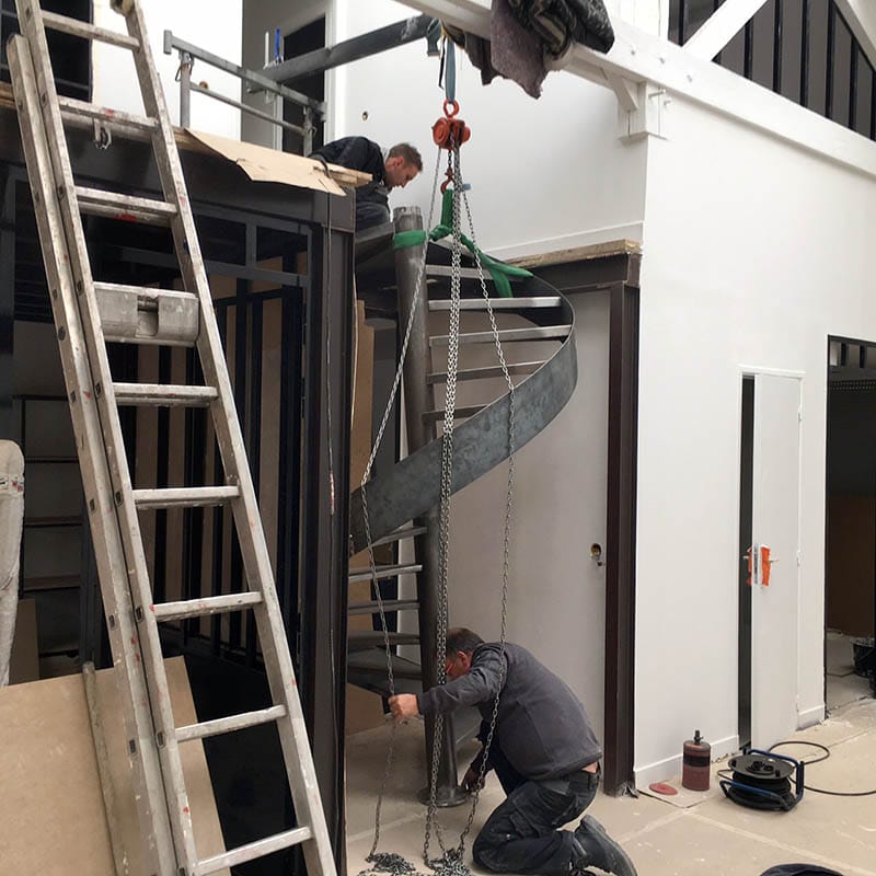 Ajustage de la seconde partie de l'escalier Travaux d'aménagement du loft atelier à Montreuil