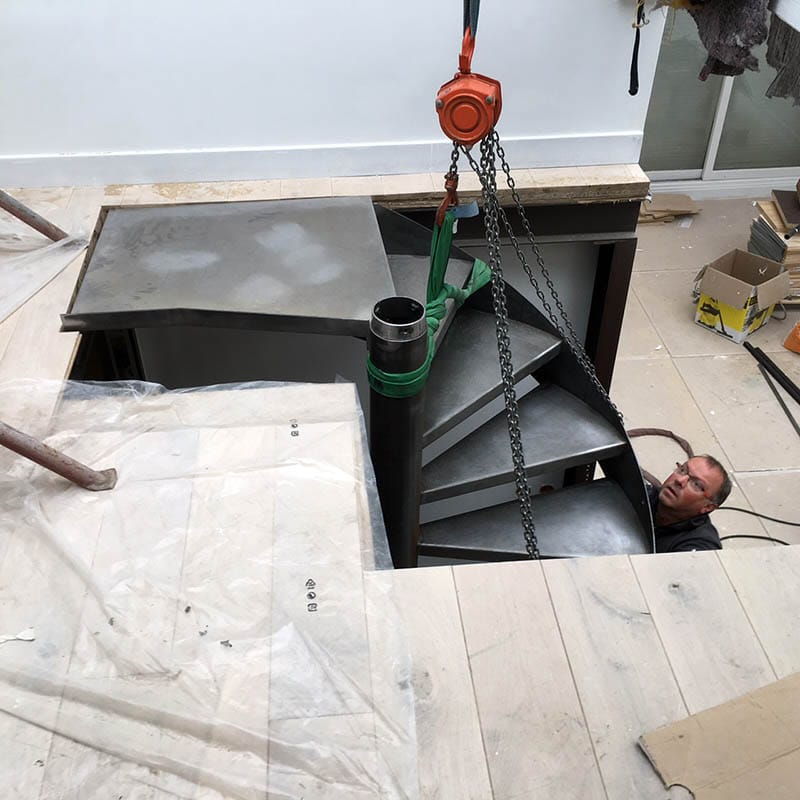 Pose de l'escalier dans la trémie Travaux d'aménagement à Montreuil