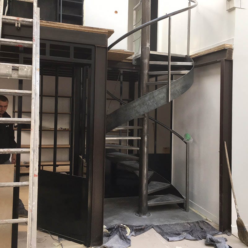 L'escalier est en place avec sa main courante Pose de l'escalier en acier à Montreuil
