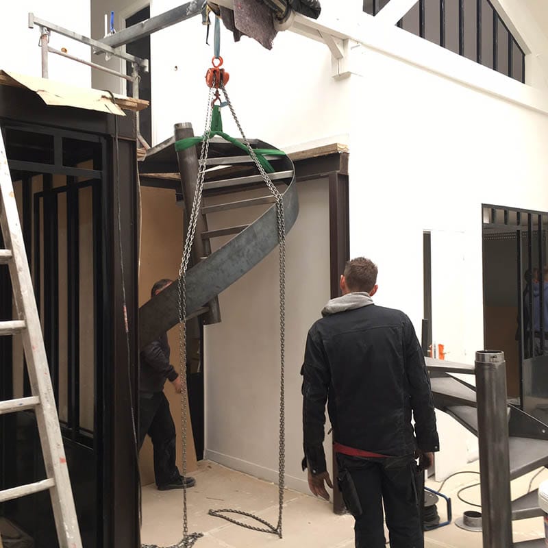 Un palan soulève la partie haute de l'escalier Travaux de rénovation à Montreuil