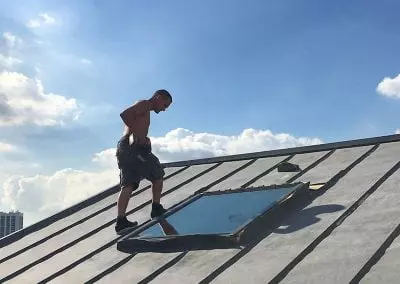 Pose de Velux sur les toits de Paris