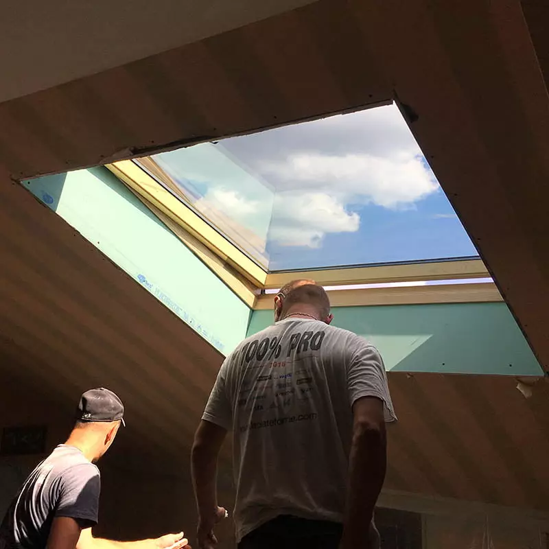 Pose du Velux sur le toit d'immeuble