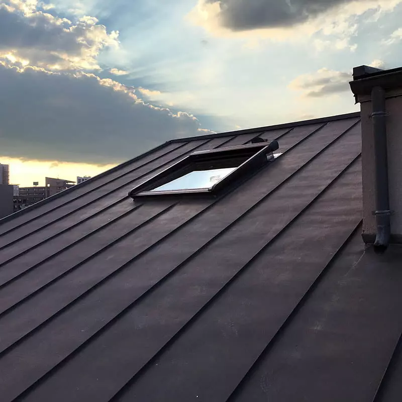 Pose d'un volet roulant solaire Velux