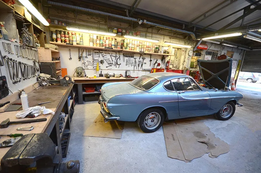 Aménagement de l'atelier de réparation de voitures anciennes aménagement d'un garage voiture ancienne à Montreuil