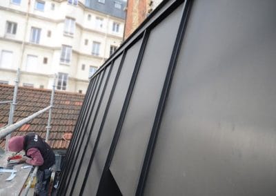 Couverture en zinc anthracite d'une maison en bois à Asnières