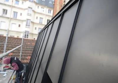Couverture en zinc anthracite d'une maison en bois à Asnières
