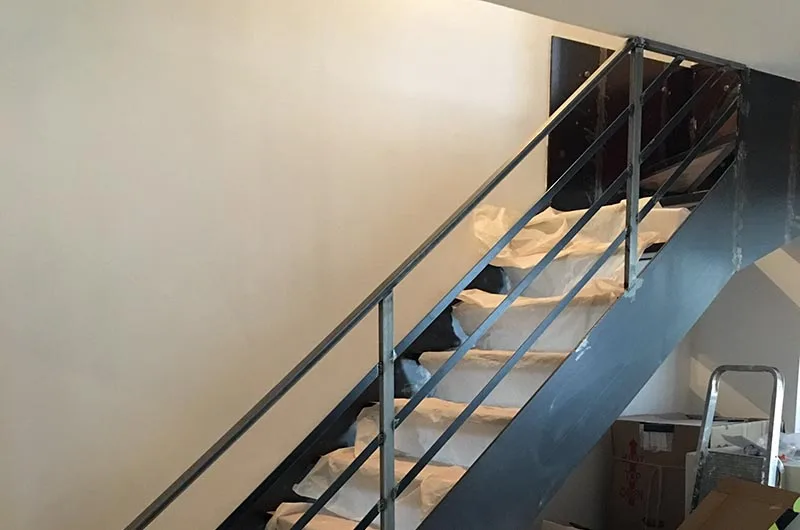 Fabrication et montage d’un escalier en acier et bois sur-mesure