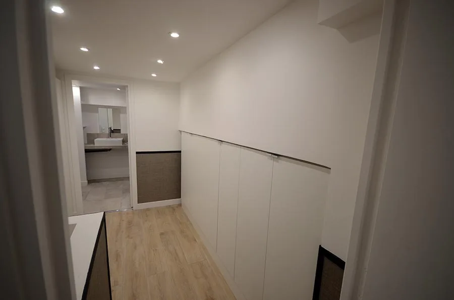 Chaque appartement possède son dressing, entre la chambre et la salle de bain Aménagement d'un loft à Paris