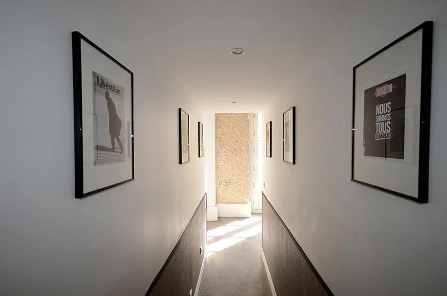 Petit couloir traversant pour atteindre la cuisine Aménagement d'appartement à Paris