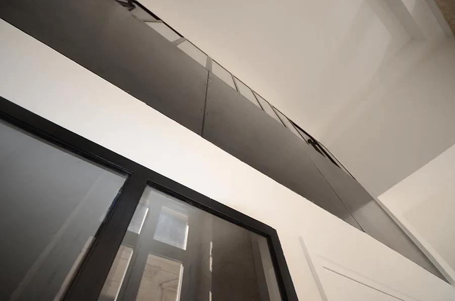 La mezzanine et sa façade atelier, vue d'en bas Aménagement de trois appartements à Paris