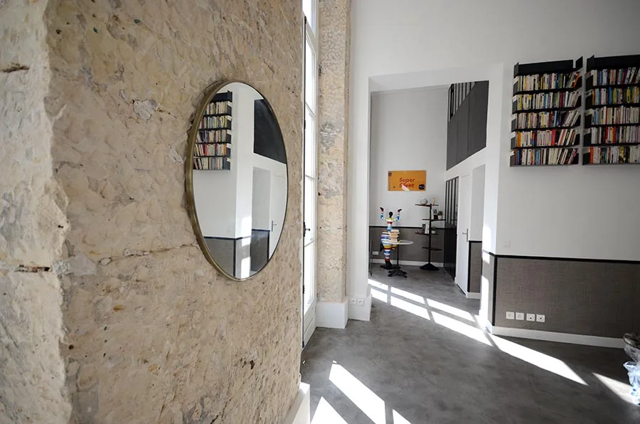 Décoration brute, mur pioché, sol vernis Décoration de trois appartement à Paris
