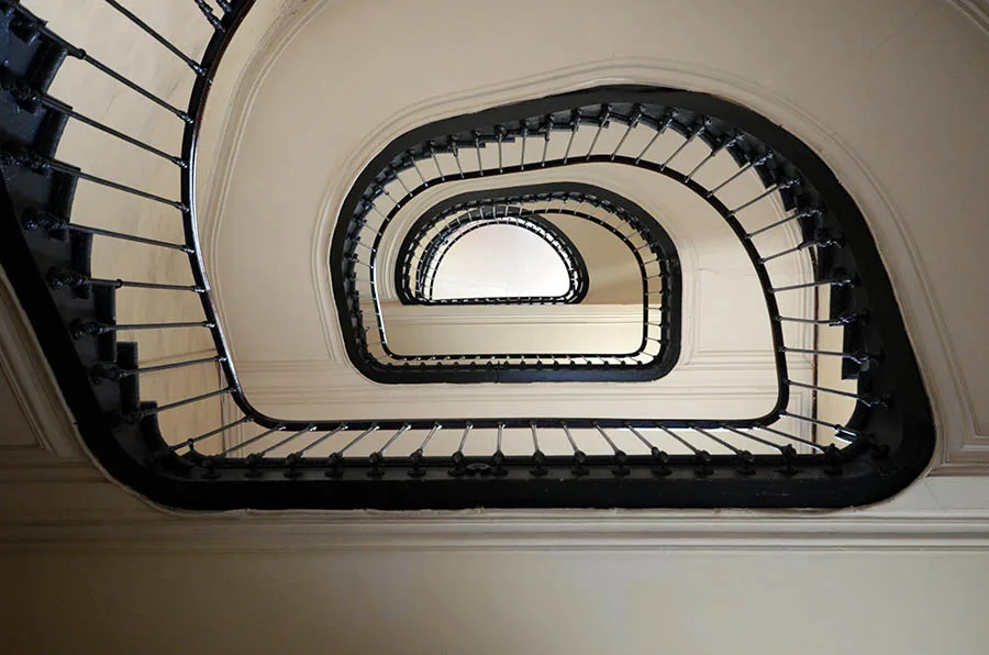 L'escalier de l'immeuble : l'inspiration graphique de l'architecte Travaux d'aménagement pour la création de 3 appartement à Paris