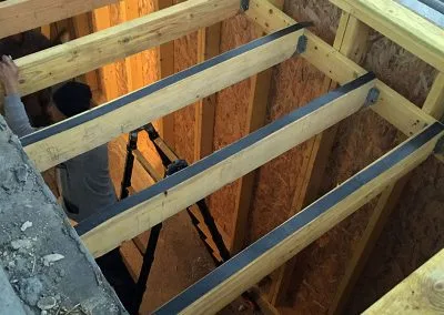 Montage toiture terrasse en bois
