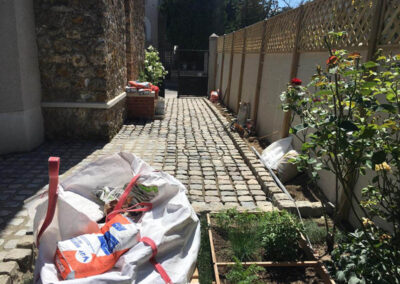 Travaux de pavage dans une allée de jardin