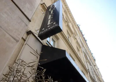 Pose de parquet flottant et habillage des portes de chambres d’un hôtel à Paris