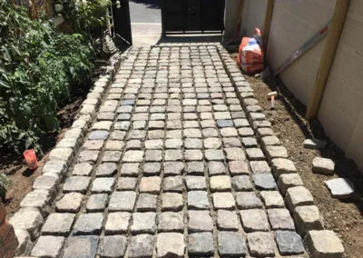 Travaux de maçonnerie, pavage d’une allée, rénovation d’un mur mitoyen