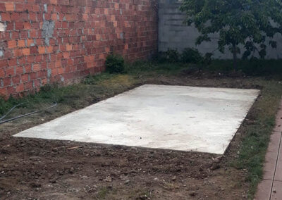 Coulage d'une dalle de béton dans un jardin à Montreuil