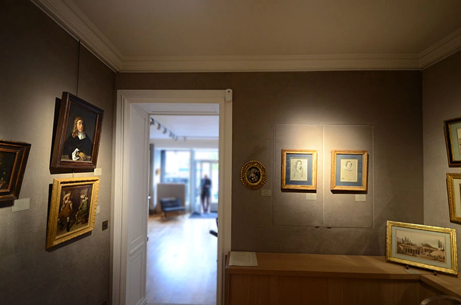 Décoration feutrée de cette galerie Rénovation d'une galerie d'art à Paris