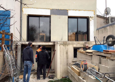 Travaux de démolition d'une terrasse et extension