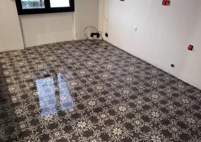 Travaux de carrelage de cuisine dans une maison