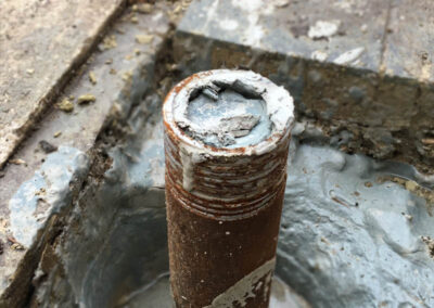 Pose de micropieux en acier dans le sol