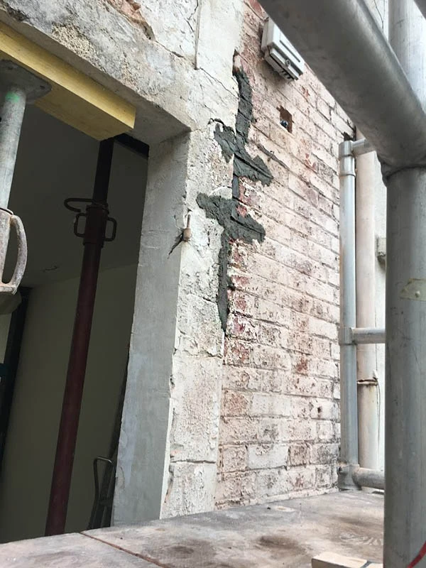 Rebouchage des fissures avec agrafes Pose d'agrafes pour fissures dans les murs