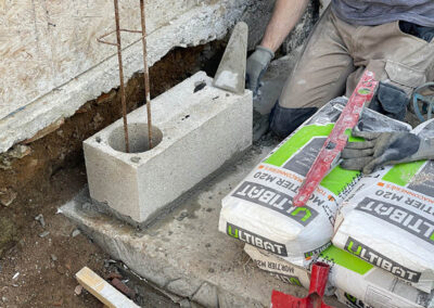 Montage des murs en parpaing à Bagneux