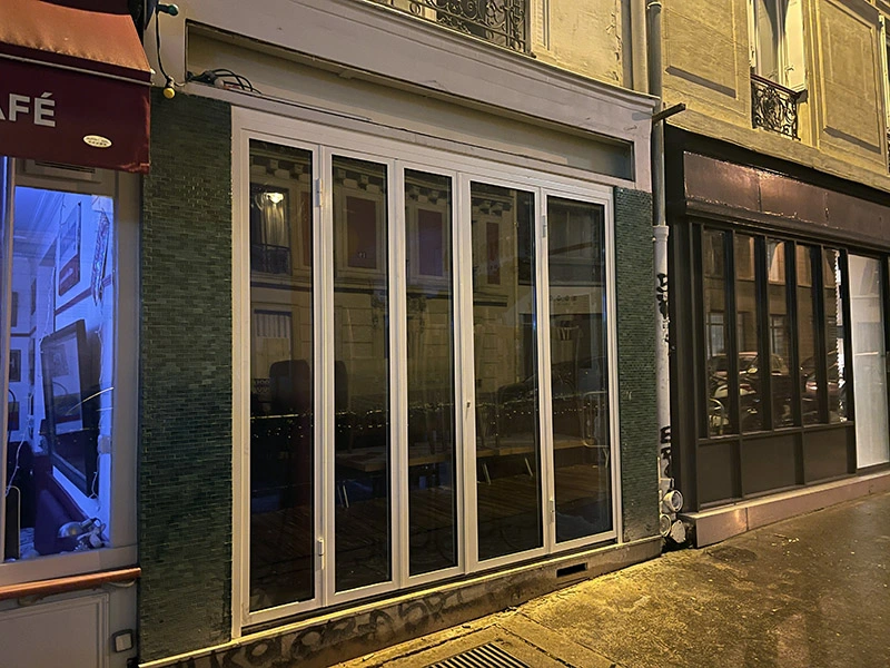 Pose d'une baie vitrée en accordéon pour un restaurant