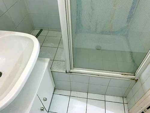 Ancienne salle d'eau de l'extension qui deviendra une salle de bain avec double accès aux chambres Proposition de réaménagement d'une maison à Montreuil