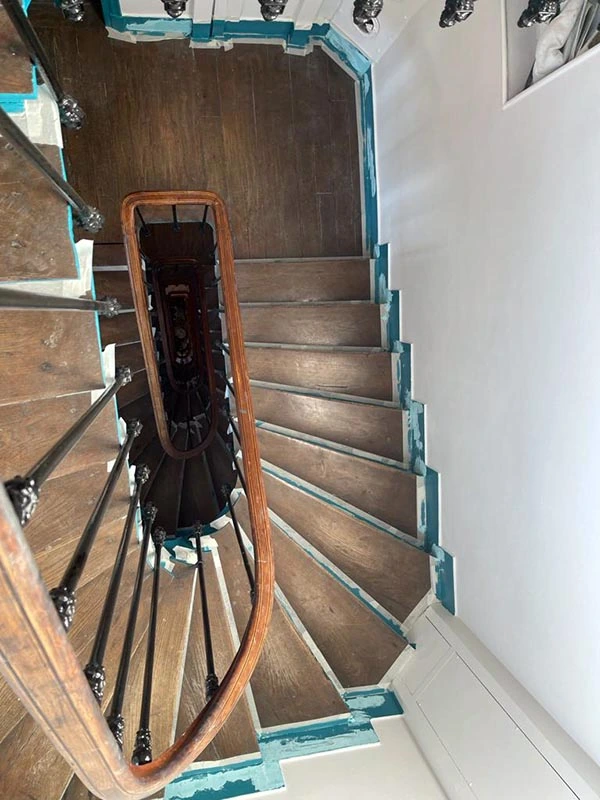 Peinture complète de cette cage d'escalier Travaux de peinture avec protection des sols escalier copropriete